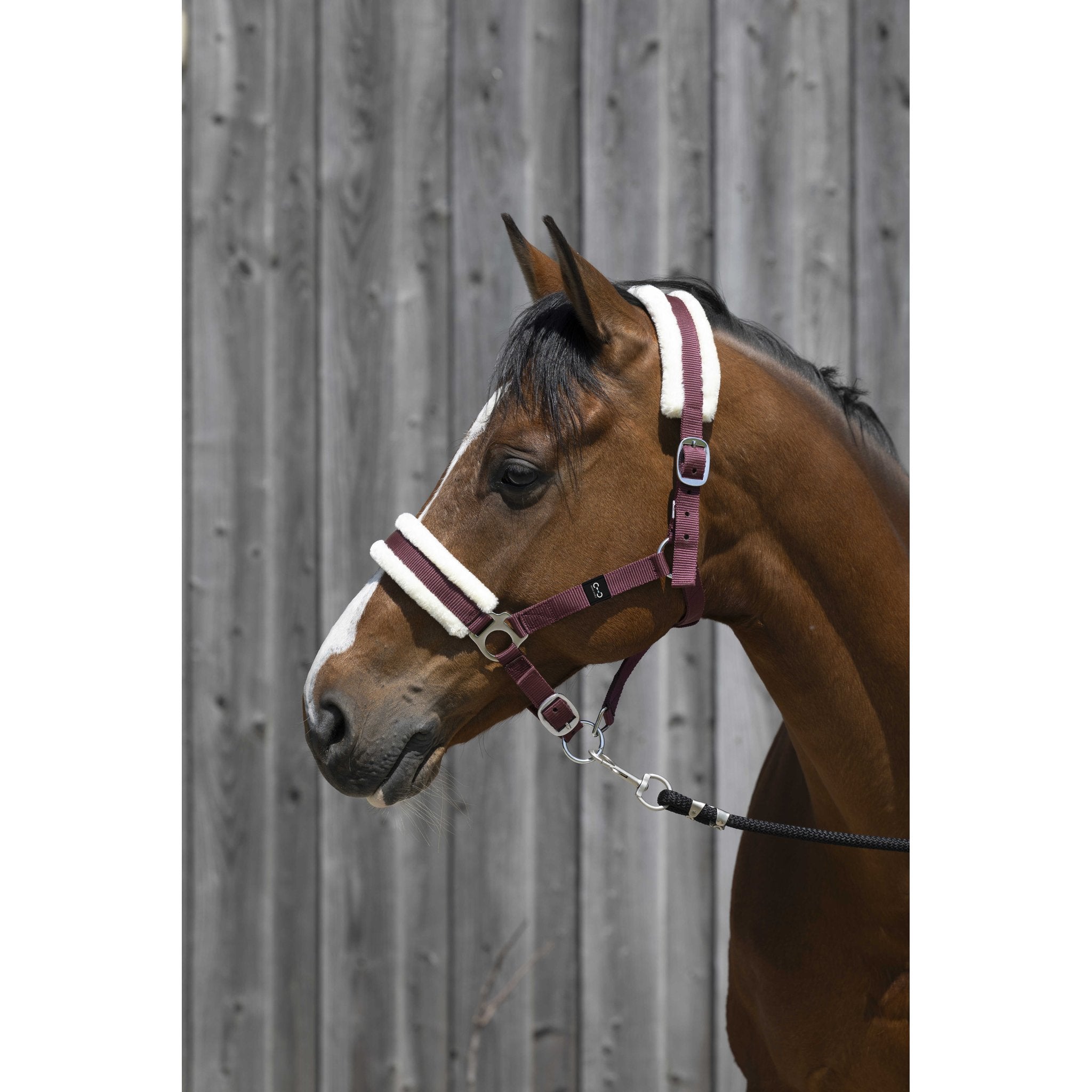 Riding World Grimma med syntetiskt fårskinn