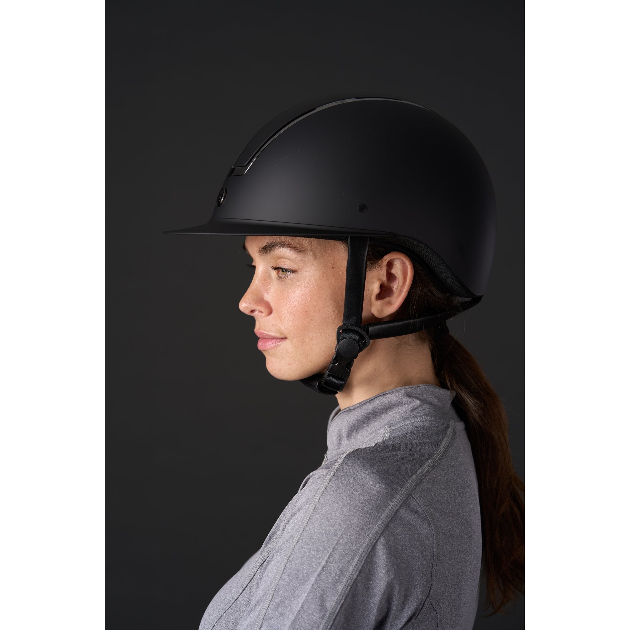 Equipage Kaia hjälm med solskärm