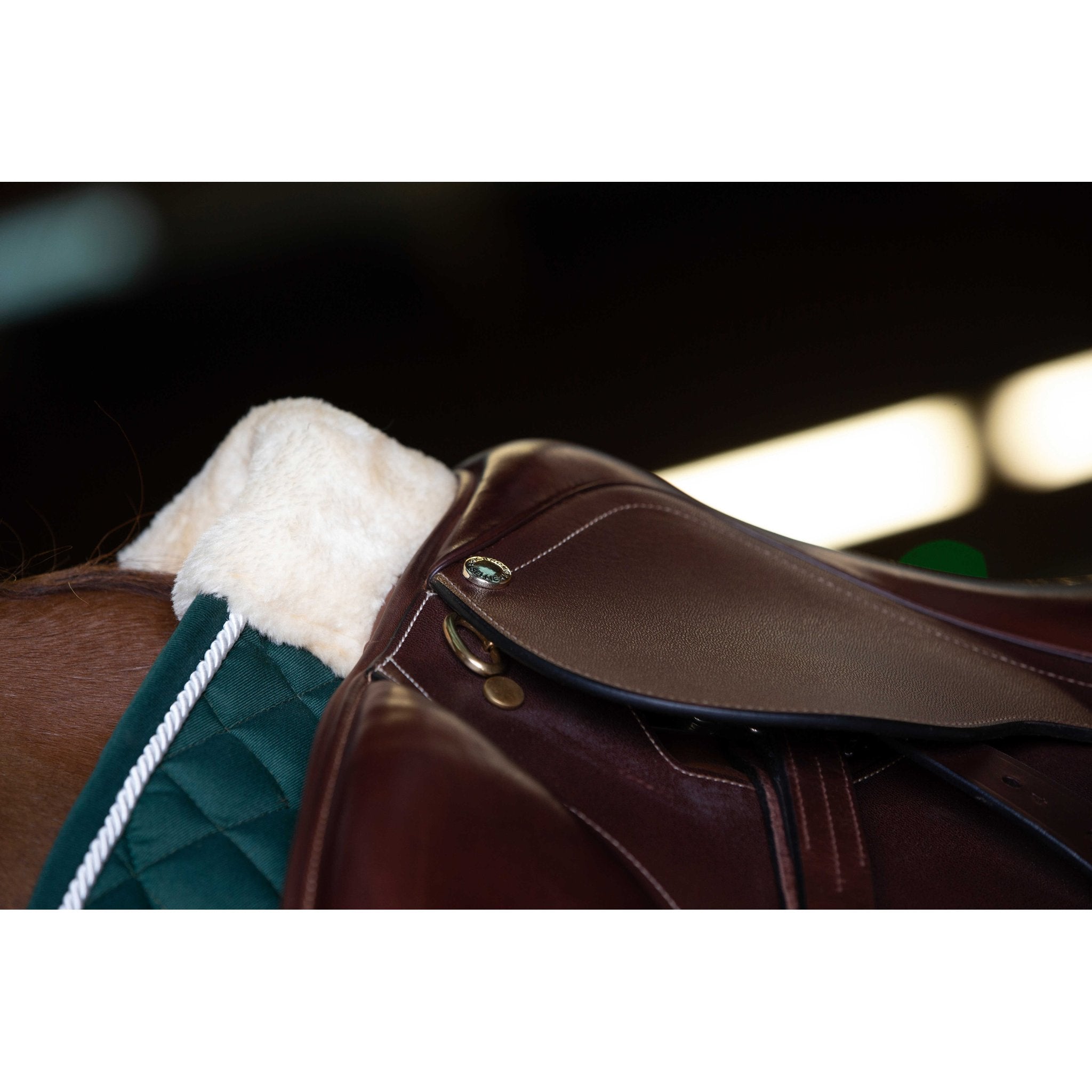 Riding World Schabrak med syntetiskt fårskinn