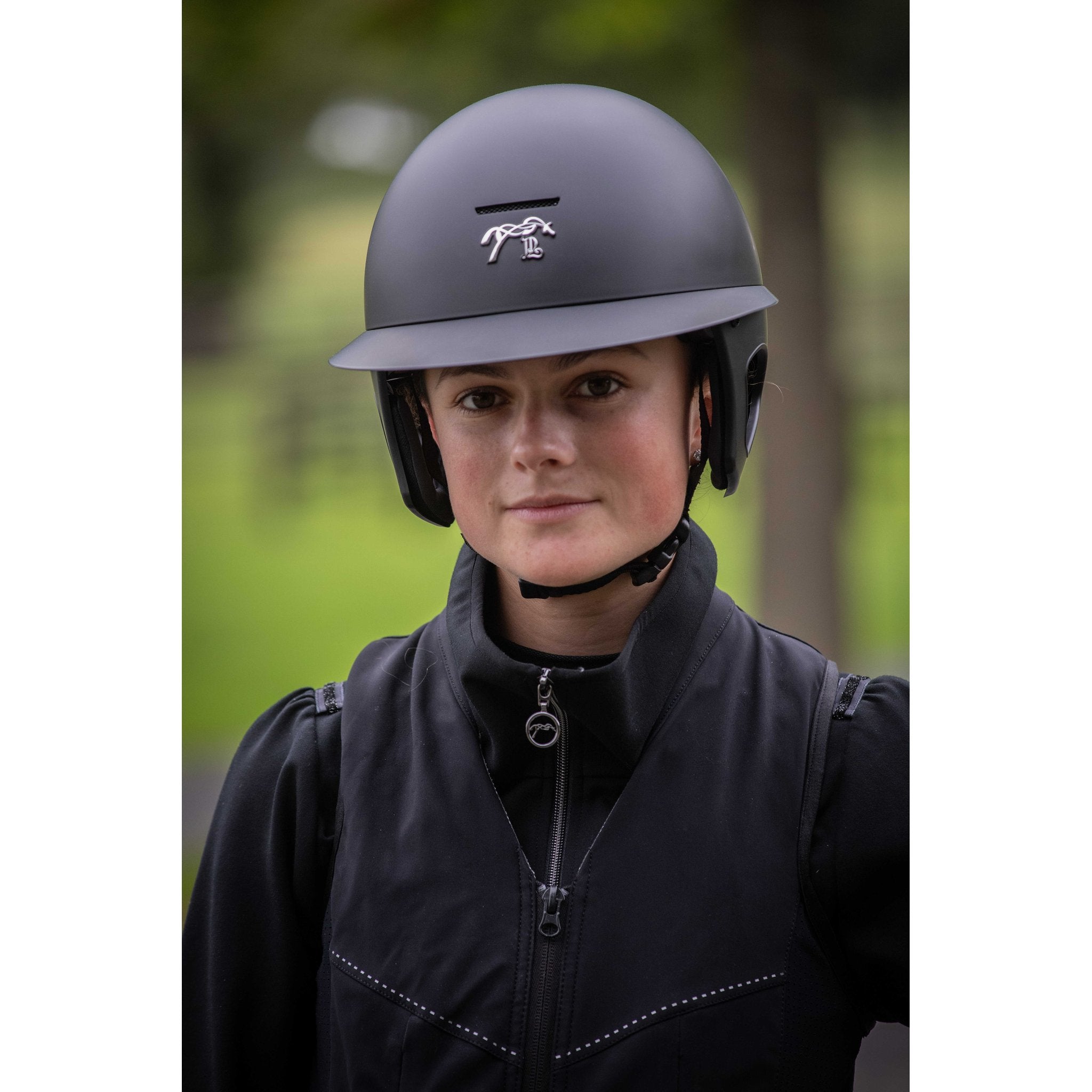 PENELOPE Ridhjälm med solskärm